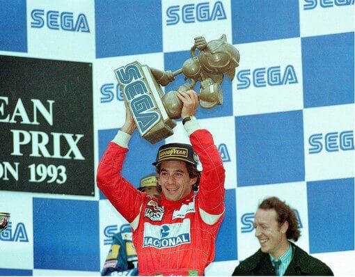 A popularidade de Sonic era tanta que em 1993 o piloto de formula 1 brasileiro Ayrton Senna levanta um troféu da SEGA no Grand Prix do Japão após grande vitória.